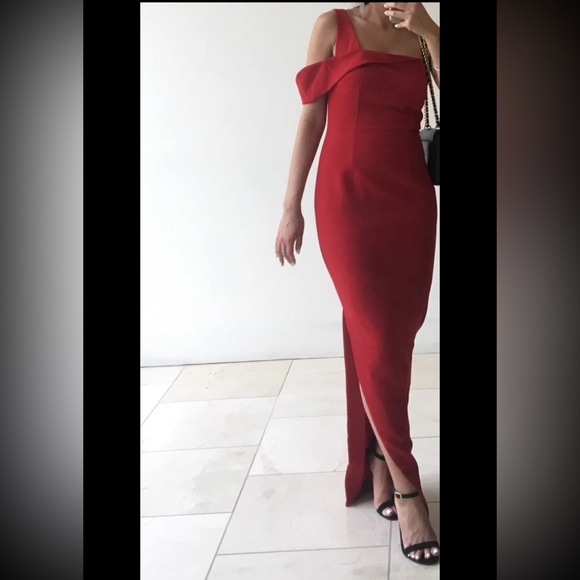 Red maxi gown with side slit - Picture 3 of 9